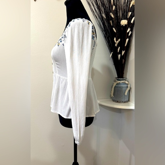 Aeropostale Button-Down embroidery chic Blouse - Size Medium - Picture 3 of 9